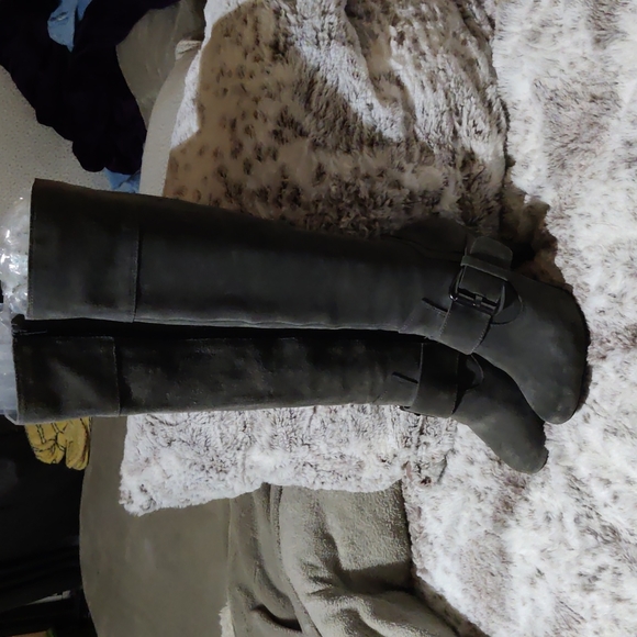 Bullboxer Knee High Heeled Boots - Picture 3 of 11